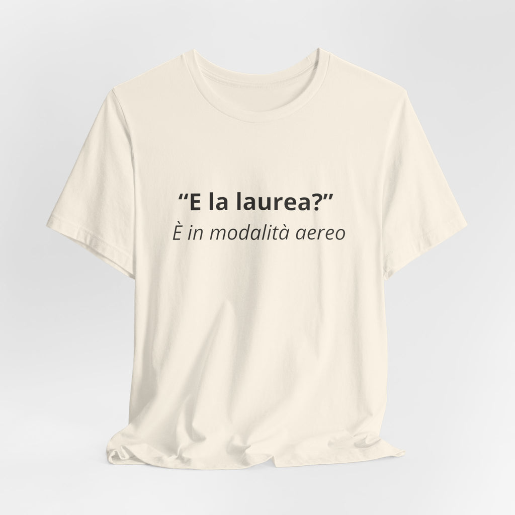 T-shirt "E la laurea? È in modalità aereo" - Maglietta Studenti Ironica Originale