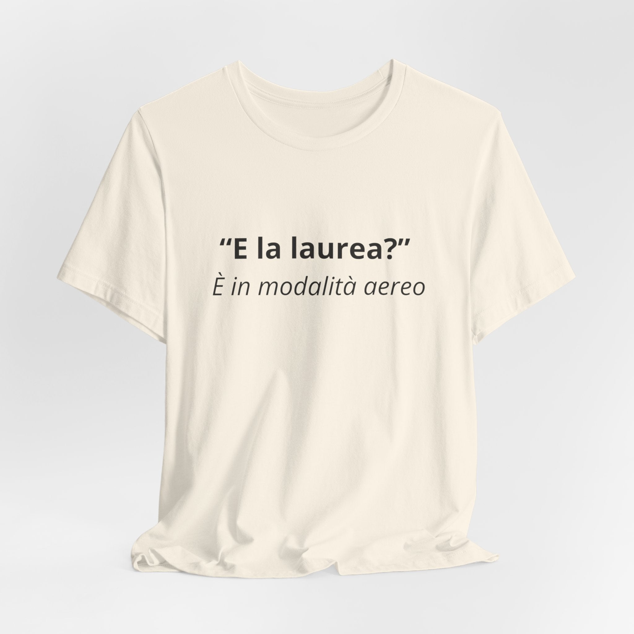 T-shirt "E la laurea? È in modalità aereo" - Maglietta Studenti Ironica Originale