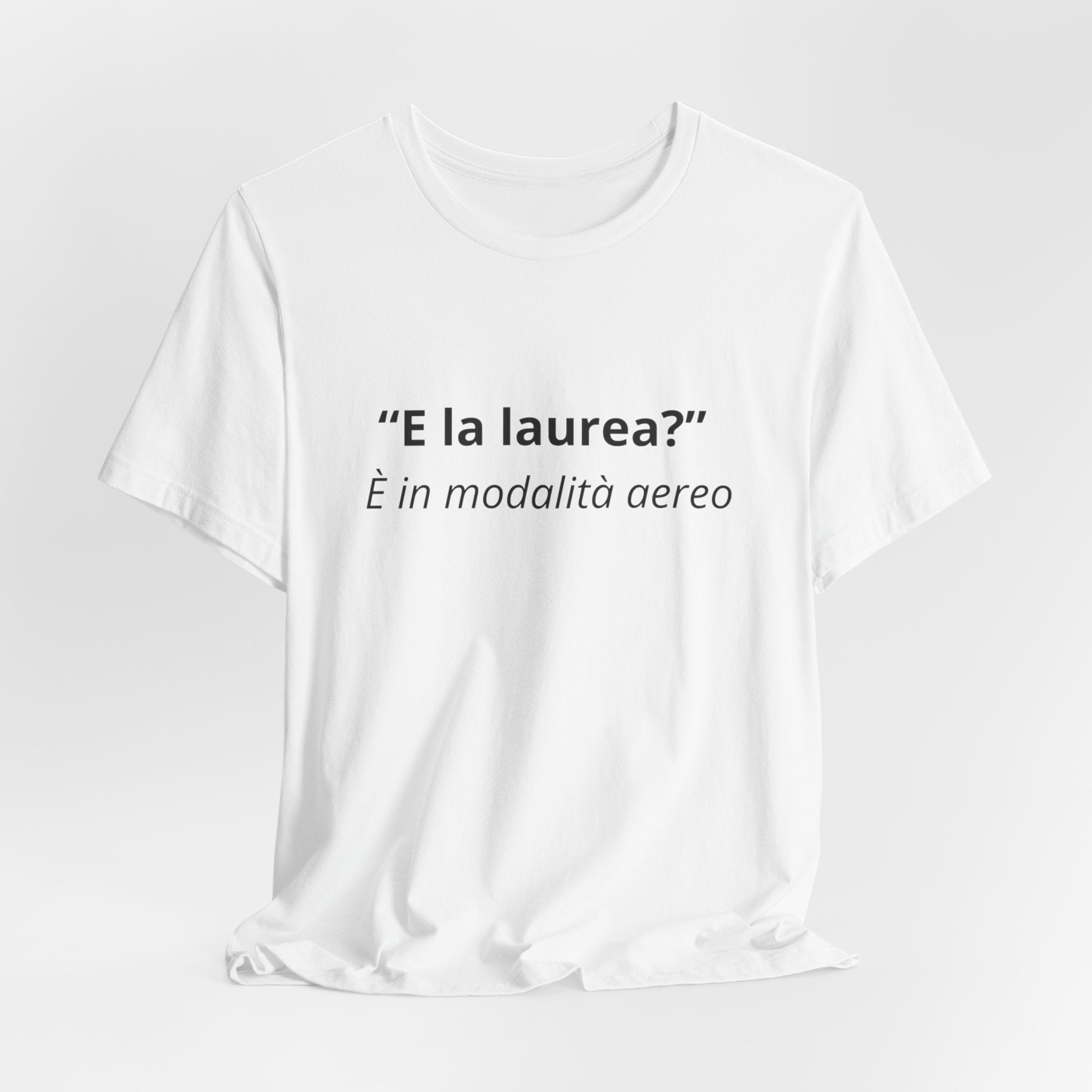 T-shirt "E la laurea? È in modalità aereo" - Maglietta Studenti Ironica Originale
