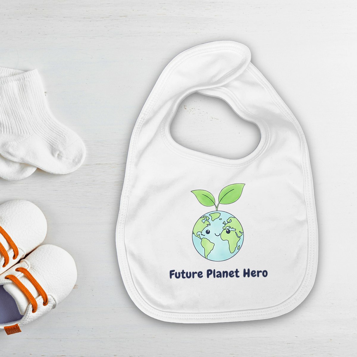 Bavaglino per neonato bianco in cotone biologico con stampa terra che sorride e scritta Future Planet Hero, chiusura velcro, accessorio pappa sostenibile Pianeta Wow.