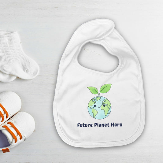 Bavaglino per neonato bianco in cotone biologico con stampa terra che sorride e scritta Future Planet Hero, chiusura velcro, accessorio pappa sostenibile Pianeta Wow.