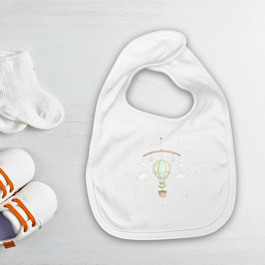 Bavaglino per neonato bianco in cotone biologico con stampa mongolfiera acquerello, chiusura velcro, accessorio pappa sostenibile Pianeta Wow.