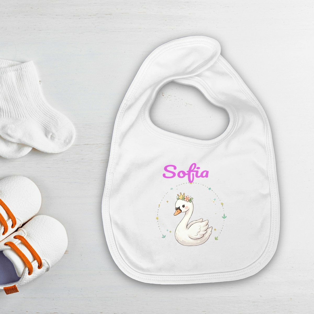 Bavaglino neonato originale bianco in cotone bio personalizzabile con nome Sofia e disegno cigno reale con corona
