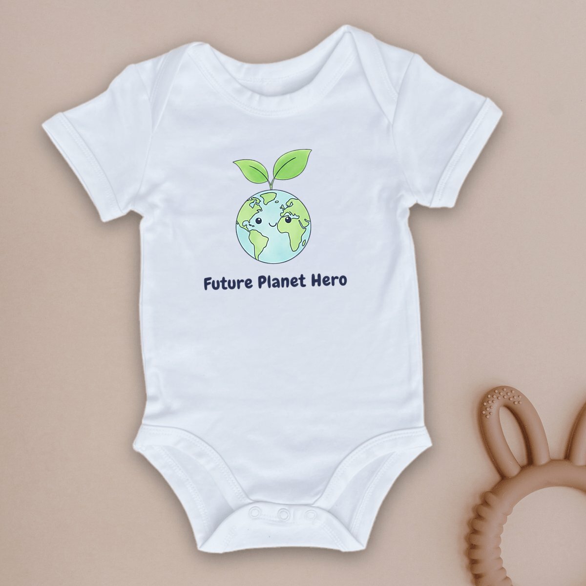 Body neonato bianco cotone bio stampa terra che sorride future planet hero, abbigliamento neonato sostenibile Pianeta Wow.