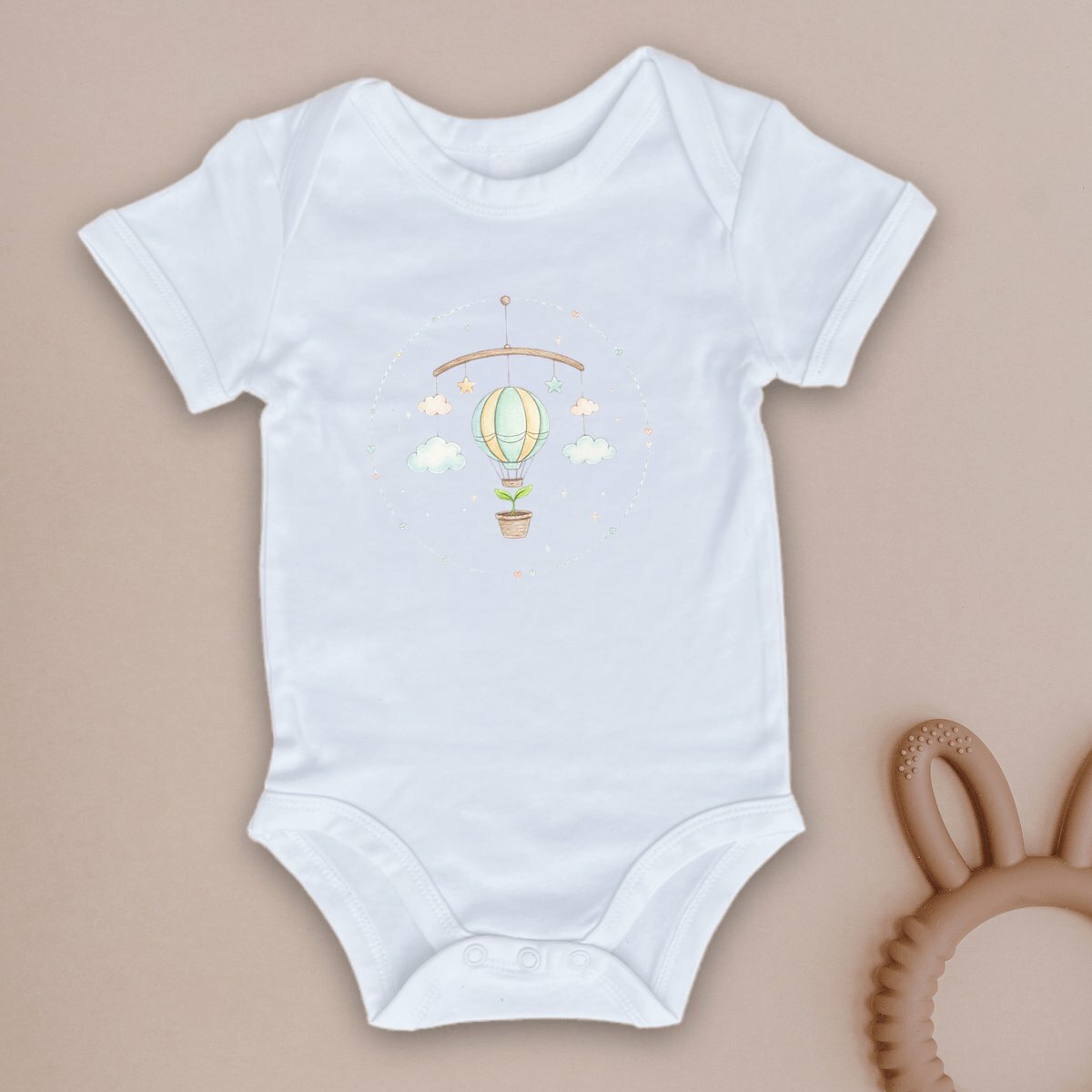 Body neonato bianco in cotone biologico con stampa acquerello mongolfiera e piantina verde, abbigliamento neonato poetico e sostenibile Pianeta Wow.