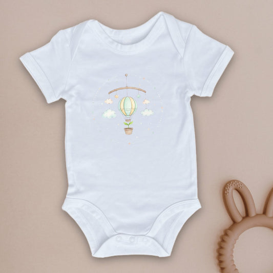 Body neonato bianco in cotone biologico con stampa acquerello mongolfiera e piantina verde, abbigliamento neonato poetico e sostenibile Pianeta Wow.