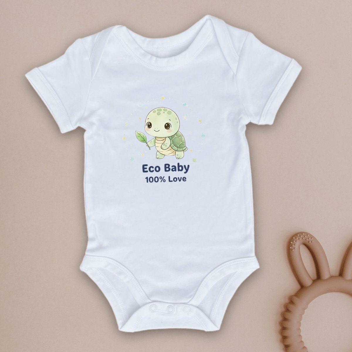Body neonato bianco in cotone biologico con stampa tartaruga carina e scritta Eco Baby 100% Love, abbigliamento neonato sostenibile Pianeta Wow.