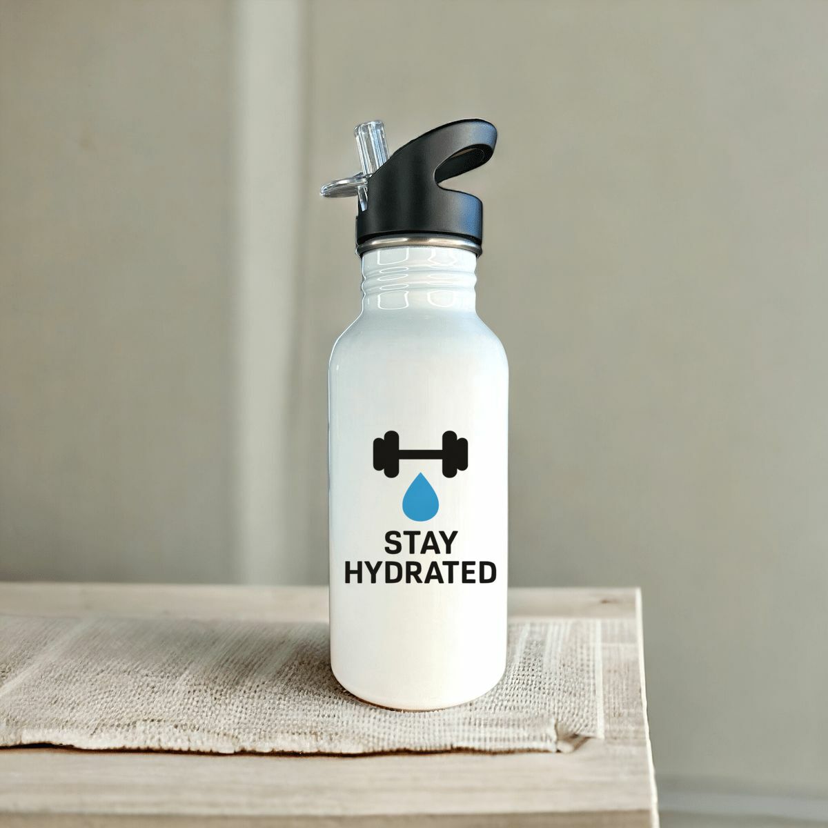 Borraccia bianca sportiva in acciaio con scritta Stay Hydrated e icona manubrio nero con goccia azzurra, tappo con cannuccia per palestra Pianeta Wow.