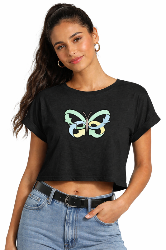 Crop top bianco donna in cotone biologico con stampa farfalla colorata fatta di frecce, t-shirt corta maniche arrotolate moda sostenibile.