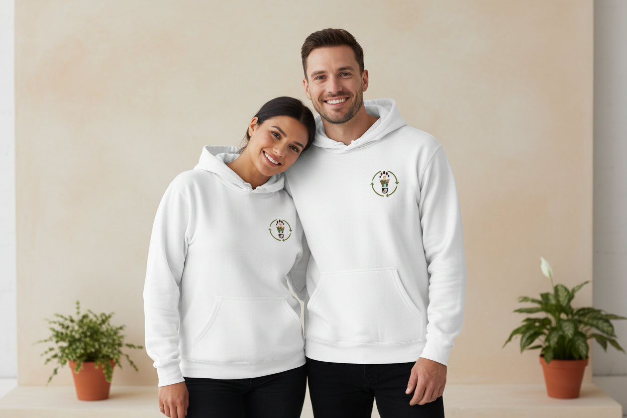 Felpa con cappuccio originale in cotone bio unisex con piccolo logo impronta ecologica e riciclo stampato sul cuore