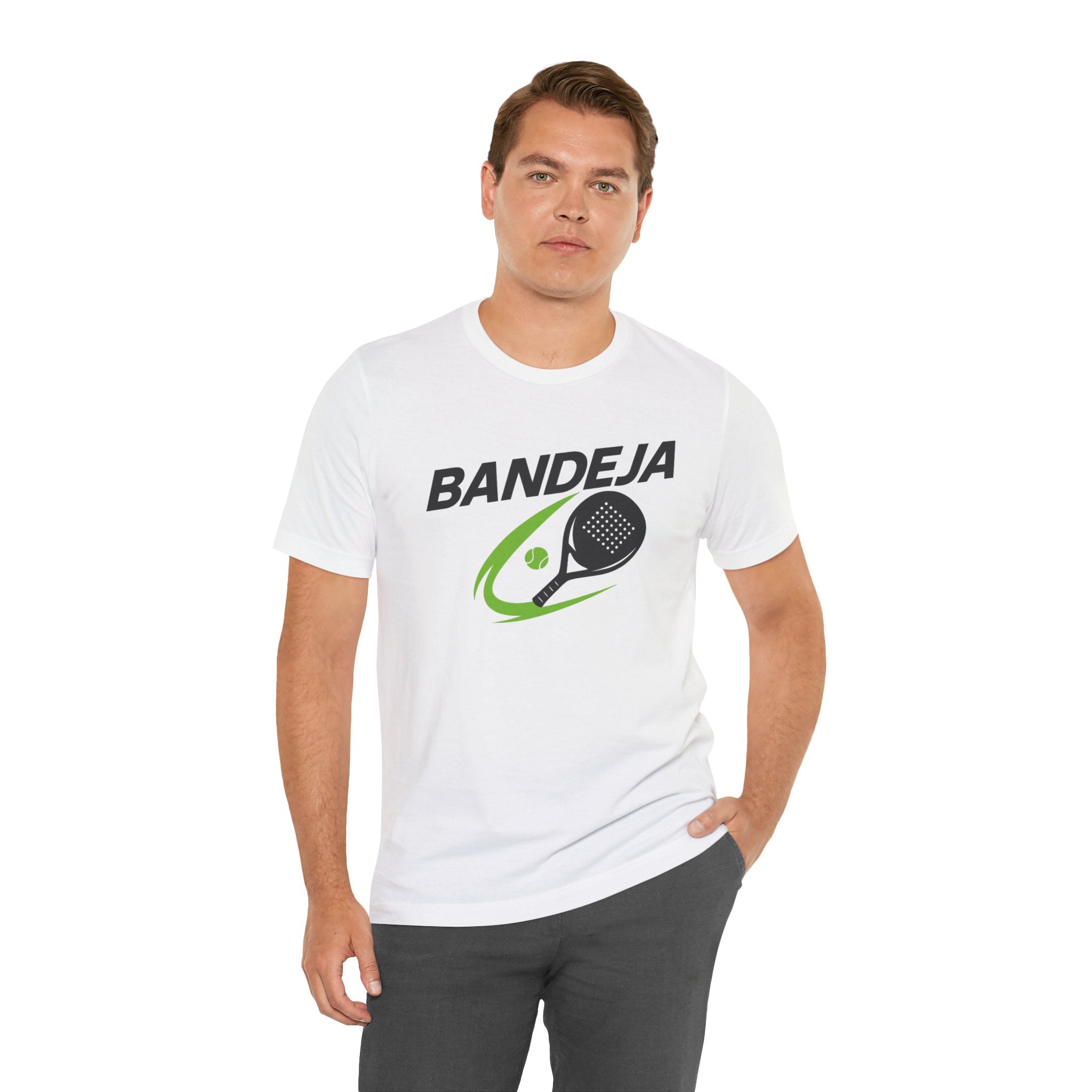 T-shirt originale minimalista in cotone con piccolo logo capsule Bandeja per padel sul petto.