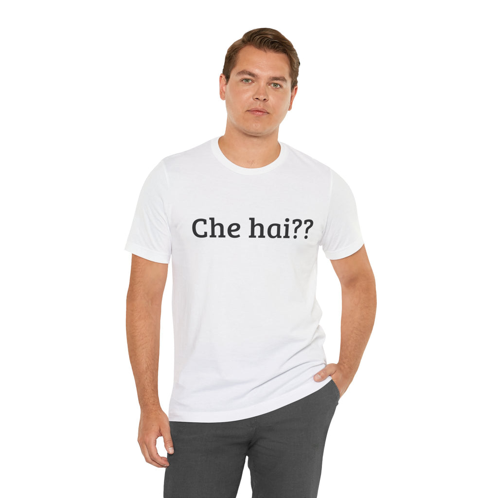 Uomo che indossa t-shirt nera in cotone con scritta bianca Che Hai?? design originale e divertente per coppie
